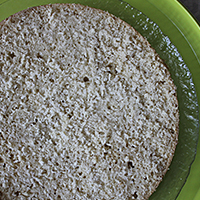 Нарежем постный бисквит на коржи торта Рафаэлло - фото