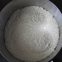 Кокосовое бисквитное тесто в форме - фото