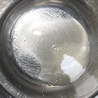 Соединим сахар с водой для сиропа - фото