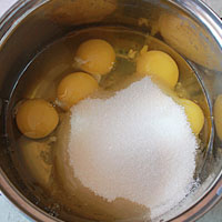 Соединяем яйца, сахар и соль - фото