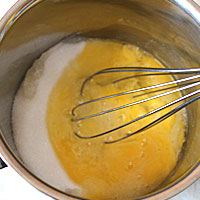 Соединим яйцо и сахар для сметанного крема - фото