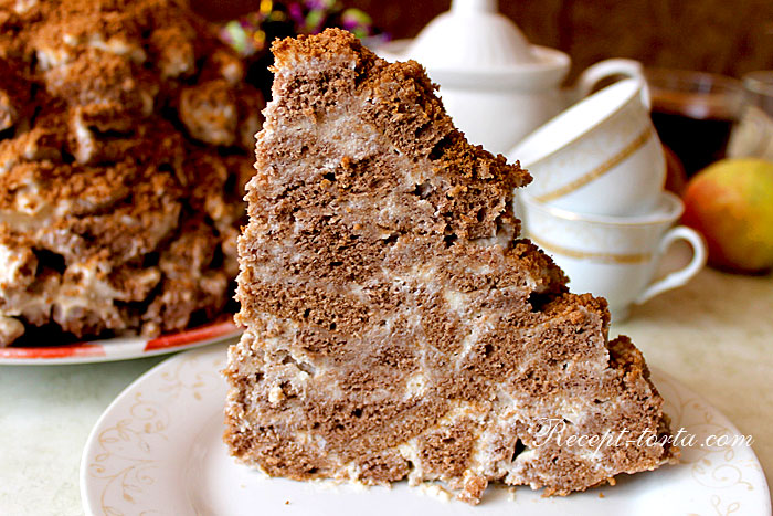 Фото кусочка шоколадно-медового торта с заварным кремом