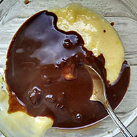 Перемешаем шоколадное бисквитное тесто - фото