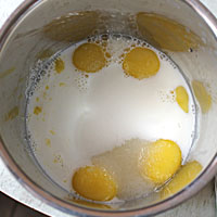 Смешаем молоко, яйца и сахар длязаваривания - фото