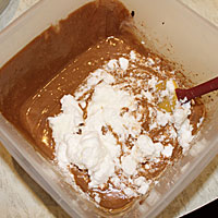Смешиваем кремовую шоколадную массу с белками - фото