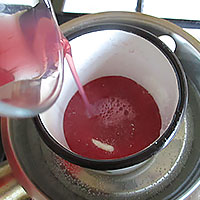 Смешаем сок ягод и желатин - фото