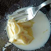 Масло с молоком подогреваем для помадки