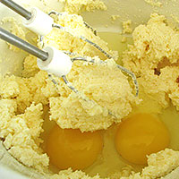 Яйца вмешать в маргарин - фото