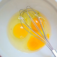 Взобьем яйца венчиком - фото