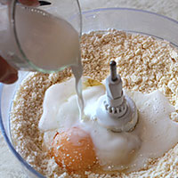 Вольем молоко и яйцо в сухое песочное тесто - фото