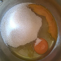 Смешаем яйца с сахаром для крема - фото