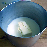 Молоко с маслом закипятим - фото