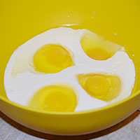 Соединим яйца, масло и сметану - фото