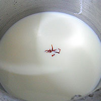 Вскипятим молоко - фото