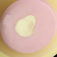 Смешаем йогурт с желатином - фото