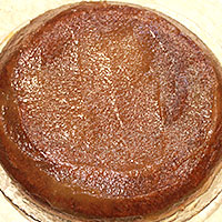 Смазываем джемом верх и бока торта Захер - фото