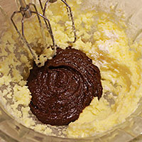 Добавляем растопленный шоколад в масло - фото
