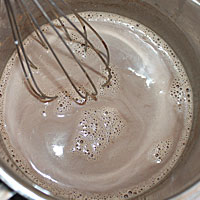Варим ганаш из какао, молока и сахара - фото